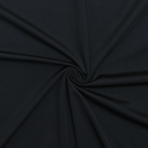 Gros plan sur le tissu en maille noire extensible avec des plis drapés élégants
