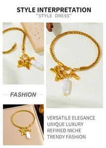 Gros plan détaillé du bracelet chaîne blé plaqué or 18 carats avec nœud et perle de coquillage