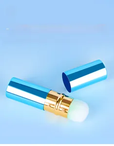 Vue macro du pinceau de maquillage rétractable bleu et or pour voyage à fibres souples