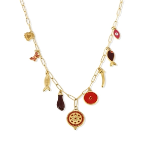 Collier trombones plaqué or avec breloques cœur, poisson et zircon rouge sur fond blanc