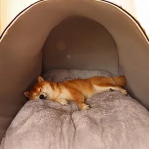 Casa para perros semicerrada con cojín de felpa y un perro Shiba Inu durmiendo