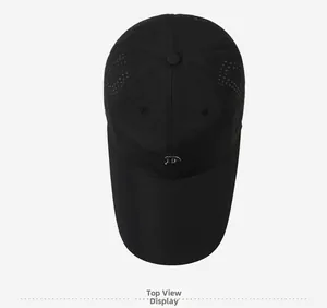 Vista dall'alto del cappellino da baseball nero con logo in metallo e fori laser