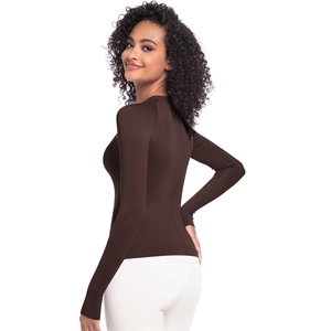 Vista laterale della maglia da yoga marrone scuro aderente con vestibilità slim e curva