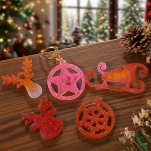 Détails de pendentifs de Noël en résine avec paillettes sur fond en bois