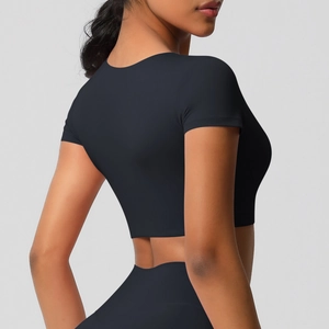 Détail du haut de yoga sans couture noir montrant la coupe ajustée et le tissu au dos
