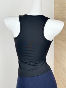 Vue arrière détaillée d'un débardeur noir ajusté avec dos nageur sur un mannequin