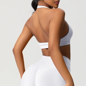 Gros plan sur l'ensemble brassière de sport et legging blancs sans coutures à fines côtes