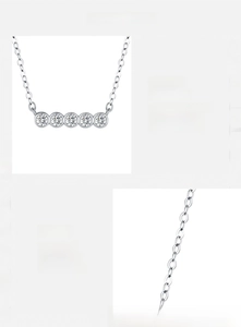 Dettaglio delle pietre moissanite D VVS1 incastonate su una collana in argento S925