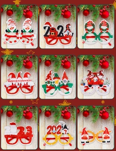 Grille détaillée de lunettes de Noël festives avec des motifs de gnomes et de fêtes
