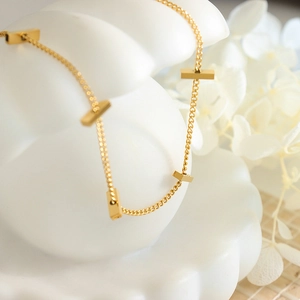 Elegant gold minimalist chain bracelet featuring sleek geometric rectangular bar accents