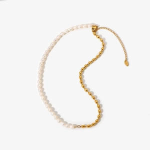Collier minimaliste avec demi-perles d'eau douce et demi-perles plaquées or 18 carats