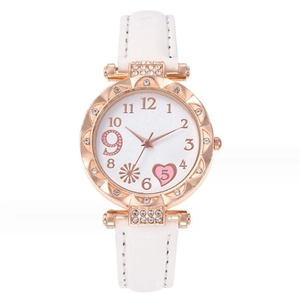 Montre femme tendance avec boîtier en or rose, bracelet cuir blanc et lunette strass