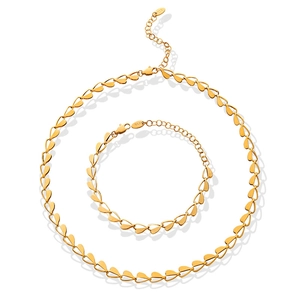 Schickes Schmuckset aus Halskette und Armband mit hohlen Herzgliedern in 18K Goldoptik