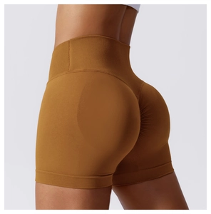 Nahaufnahme der braunen High-Waist Scrunch Butt Yoga-Shorts mit Fokus auf die Textur