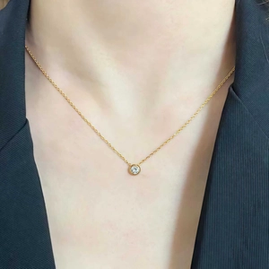 Primo piano della collana in argento 925 placcato oro con pendente in cristallo tondo
