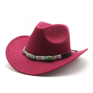Détail d'un chapeau en laine bordeaux avec ruban ethnique orné de perles et pierres
