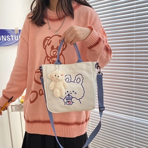 Weiße Canvas-Tasche mit Hasen-Illustration und Plüschbär-Anhänger für den Alltag