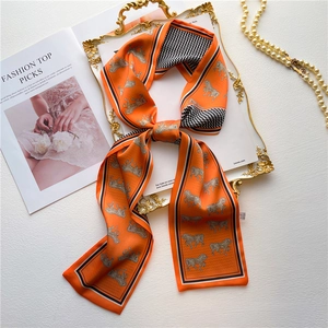 Élégant foulard en soie orange avec motif de cheval et pied-de-poule pour cheveux ou sacs