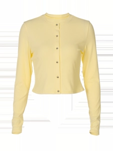 Détail de la texture en maille côtelée jaune pâle et boutons métalliques du cardigan