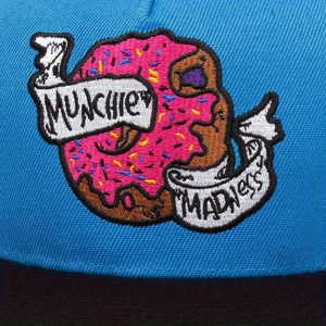 Casquette bleue avec broderie de donut rose et texte Munchie Madness brodé dessus