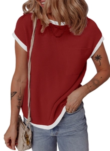 Détail d'un t-shirt côtelé à manches courtes avec col contrasté et poche sur la poitrine