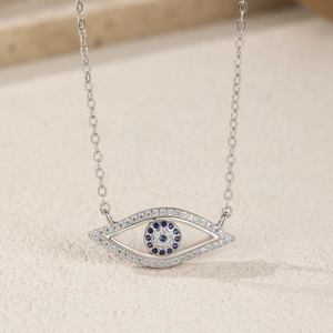 Collana minimalista in argento S925 con ciondolo a forma di occhio e cristalli blu