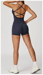 Dettaglio del top yoga con incrocio e pantaloncini a vita alta in tessuto grigio scuro