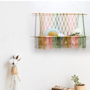 Moderner Macramé-Wandbehang mit bunten Baumwollkordeln und dekorativen Quasten