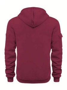 Rückansicht eines tiefroten Herren-Hoodies mit geripptem Saum und Ärmeltasche