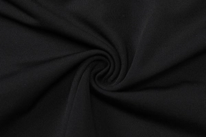 Détail rapproché du tissu en maille côtelée noire montrant la texture douce de ce haut