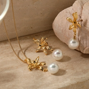 Elegant Flower Artificial Pearl Necklace And Earrings Jewelry Set Stainless Steel Waterproof Floral Sweet Style Jewelry For Women