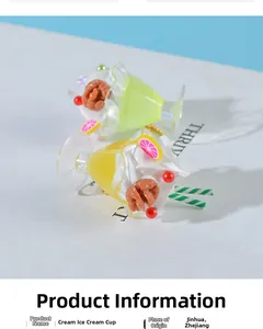 Dettaglio di portachiavi mini coppa gelato con crema, limone e catenine dorate