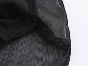 Gros plan sur le tissu en mousseline noire à rayures verticales et coutures précises