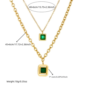 Collier double couche en acier doré avec pendentifs carrés verts et dimensions détaillées
