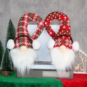 Gnomes de Noël avec chapeaux à carreaux rouges et barbes blanches en décor de fête