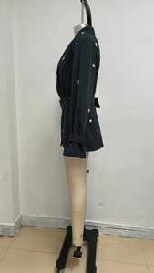 Détail de la robe blazer noire montrant la boucle métallique de la ceinture ajustée