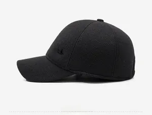 Dettaglio di un cappello da baseball in lana con logo ricamato e visiera curva invernale