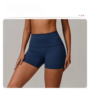 Vue détaillée du short de yoga bleu marine à séchage rapide avec taille haute gainante