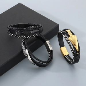 Tre bracciali in pelle multistrato da uomo con chiusura a freccia e confezione regalo
