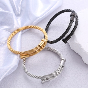 Dreifarbige gedrehte Kabelarmbänder aus Gold, Silber und schwarzem Edelstahl