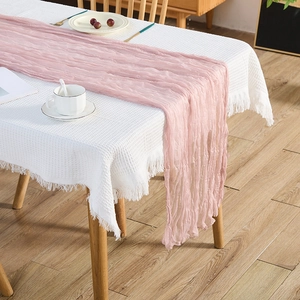 Chemin de table en gaze rose avec texture froissée pour mariages et fêtes