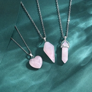 Dreiteiliges Rosenquarz-Halsketten-Set mit Herz, Hexagonal- und Rautenanhängern aus Naturstein