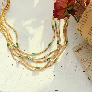 Collana a catena serpente dorata con zirconi verdi e trasparenti in stile vintage