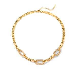 Dettaglio della collana a catena cubana dorata con maglie in zircone e chiusura a moschettone