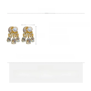 Detailed size and material chart for luxurious water drop pearl earrings with rhinestones