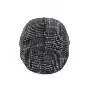 Gros plan sur le motif à carreaux gris et la texture velours épaisse d'un béret homme