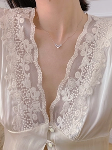 Elegant S925 sterling silver V-shaped necklace with central pearl and pavé diamonds