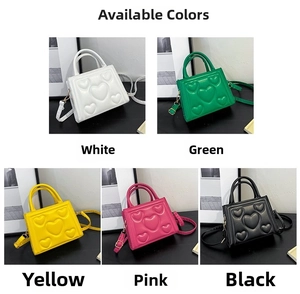 Vue en grille de sacs à main en cuir gaufré de cœurs en blanc vert jaune rose et noir