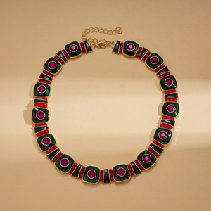 Détail du collier vintage avec émail vert, pierres roses et fermoir mousqueton doré