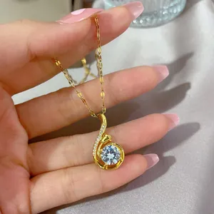 Gros plan d'un collier cygne doré avec un grand zircon central et sertissage pavé